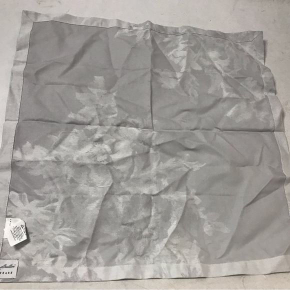 (1) Pottery Barn Monique Lhuillier Rose Bouquet Dinner Napkins Gray Jacquard New - Picture 2 of 4